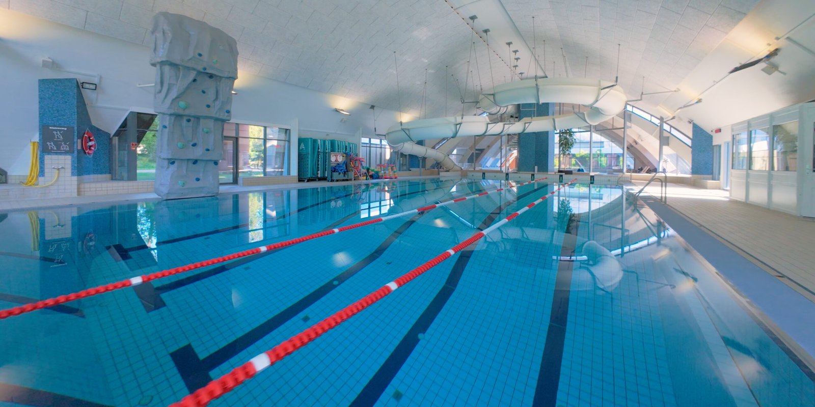 Indendørs FPV dronevideo af Roskilde Badene svømmehal i Danmark